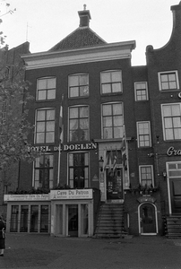  Voorgevel met neonreclame 'Hotel De Doelen' Grote Markt 36, Groningen 102170
