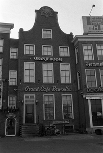  Voorgevel met neonreclame 'Grand cafe Bruxelles' Grote Markt 36, Groningen 102171