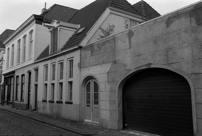  Voorgevel van éénlaags woning en muur met poort en garagedeur Muurstraat 1, Groningen 102569