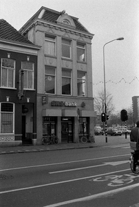  Voorgevel met lichtreclamebakken 'SNS Bank' en 'Betaalautomaat' Astraat, Westerkade 1, Groningen 108337