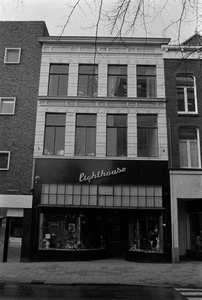  Voorgevel met winkelpui en neonreclame 'Lighthouse' Guldenstraat 2, Groningen 102198