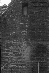  Dichtgezet kloostervenster in muurwerk met vlechting en venstertje Gelkingestraat 24, Groningen 102113