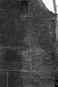  Dichtgezet kloostervenster in muurwerk met vlechting en venstertje Gelkingestraat 24, Groningen 102113