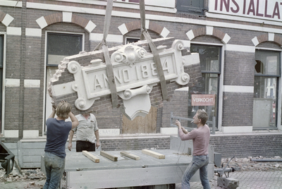  Uitgenomen gevelsteen '1884' in takel Noorderhaven 26, 28, Groningen