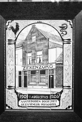  opschrift: ZIEKENZORG 1901 augustus 1926, aangeboden door het gezamenlijk personeel