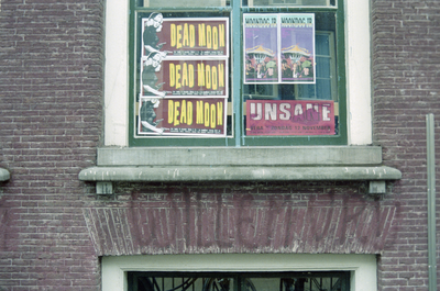  Detail van voorgevel met natuurstenen vensterbank en posters achter de ramen en graffiti 'Willem vrij' Oosterstraat ...