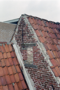  Gemetselde topgevel met dichtgezet venstertje Pelsterstraat 19, Groningen 103027