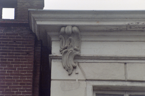  Detail van kroonlijst met console Pelsterstraat 19, Groningen 103027