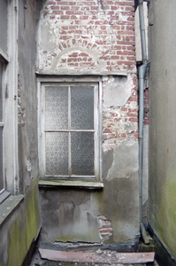  Vier-ruits venster met half rond ontlastingsboogje van kloostervenster Pelsterstraat 19, Groningen 103027