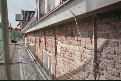  Dakgoot, muurwerk met bouwsporen van kloostervensters en muurankers na ontpleisteren gevel Hoge der A 37, Groningen 102382