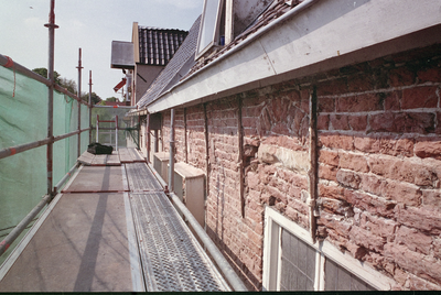  Muurwerk met sporen van dichtgezette kloostervensters na ontpleisteren van gevel Hoge der A 37, Groningen 102382