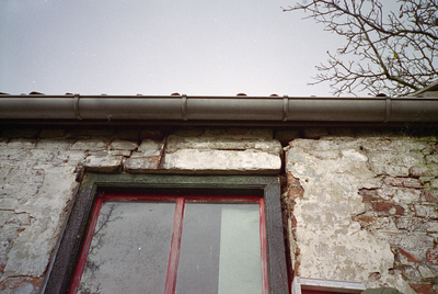  Muurwerk met bouwsporen en venster van Fromaborg Kerkeweg 37, Wirdum