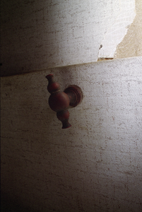  Houten deurknop in kast van Fromaborg Kerkeweg 37, Wirdum