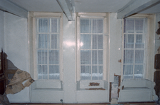  Kamer met enkelvoudige balklaag en drie 8-ruits vensters met vensterbanken Turftorenstraat 26, Groningen 100748