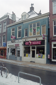  Voorgevel van dubbelpand met winkelpuien, neonreclame en lichtreclames Gelkingestraat 14, 16, Groningen 102109, 102110