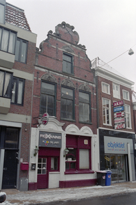  Voorgevel met neonreclame 'Roxanne pool-biljart' Gelkingestraat 24, Groningen 102113