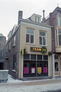  Voorgevel met lichtreclame 'Tram 13' en sneeuw Gelkingestraat 13, Groningen 102094