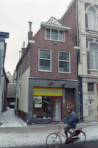  Voor- en zijgevel van winkelpand 'Gouden Schaar' Gelkingestraat 27, Groningen 107621