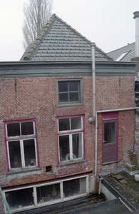  Lijstgevel met deels ingehakte vensters van achterhuis Brugstraat 13, Groningen 101825