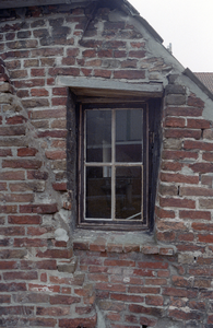  Muurwerk met vier-ruits venster met houten latei Kleine Pelsterstraat 5, Groningen 103900