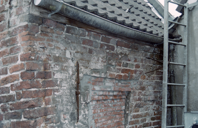  Muurwerk met klezoren, muuranker, dichtgezet venster en bloktandlijst Kleine Pelsterstraat 5, Groningen 103900