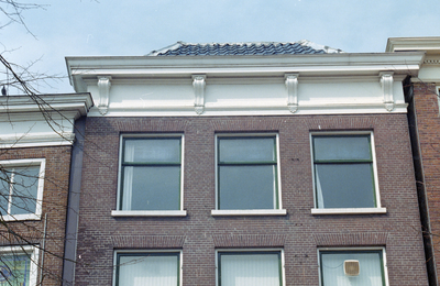 Detail van voorgevel met kroonlijst en consoles Akerkhof 13, Groningen 101727