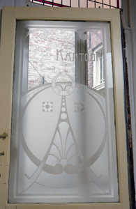 Gezandstraalde glasdeur van kantoor Steentilstraat 27, Groningen 103326