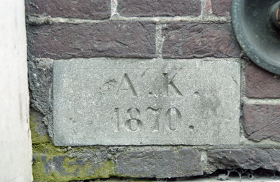  Natuurstenen gevelsteen met initialen A.K. en jaartal 1870 Steentilstraat 27, Groningen 103326