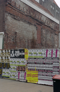  Muurwerk van zuidelijke zijgevel en wand beplakt met posters Gelkingestraat 36, Groningen 102119