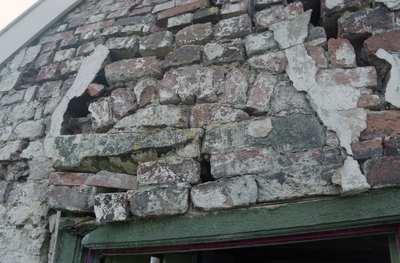  Gebroken zandstenen latei boven verbreed venster Kerkeweg 37, Wirdum