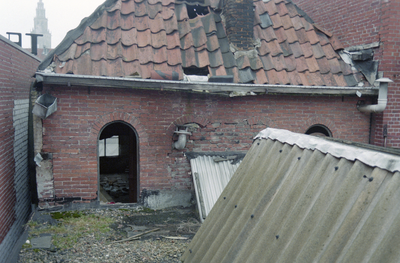  Gevel met doorgang en schild van dak Gedempte Kattendiep 27, Groningen 108642