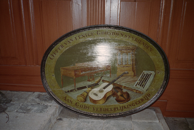  Beschilderd ovaal bord met muziekinstrumenten in kerk van Hornhuizen Breweelsterweg 1, Hornhuizen