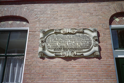  Gevelsteen Lamme Huiningegasthuis: ANNO 1684. is het gasthuis van 't arme huis sitten vergroot met ses olde vrouwen in ...