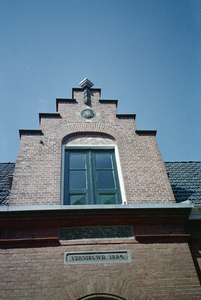  Trapgeveltop met twee gevelstenen Lamme Huiningegasthuis: VERNIEUWD 1884 Akerkstraat 22, Groningen 100626