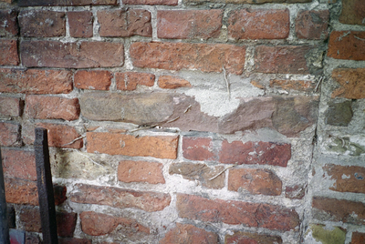  Muurwerk met latei van rood-bremer zandsteen en muuranker Hoge der A 17, Groningen 102371