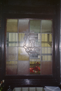  Glas-in-lood venster met schenkkan bij fruitschaal Poelestraat 12, Groningen 100713