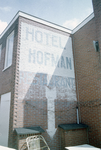  Geschilderde muurreclame met opschrift 'Hotel Hofman' met pijl Poelestraat 12, Groningen 100713