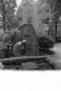  Grafsteen Dr. E. van Ketwich Verschuur op begraafplaats Esserveld Esserweg 22, Groningen 100540