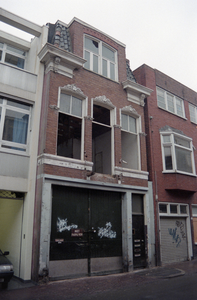  Voorgevel met garagedeuren vlak voor sloop van pand Haddingestraat 35, Groningen 109857