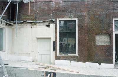  Muurwerk met muurankers, zes-ruits venster en zandstenen latei van dichtgezet venster Guyotplein 3, Groningen 102192