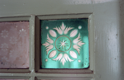  Detail van glasdeur, geslepen ruitje en mousilineglas Agricolastraat 30, Groningen 107879