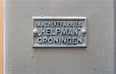  Metalen plaatje op deur van 'Machinefabriek ,,Helpman Groningen Noorderkerkstraat 12, Groningen 107058