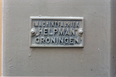  Metalen deur met plaatje 'Machinefabriek ,,Helpman Groningen Noorderkerkstraat 12, Groningen 107058