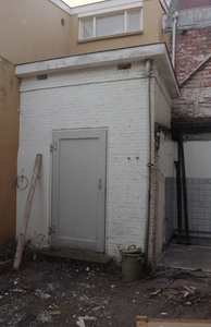  Aanbouw tegen achtergevel met metalen deur Noorderkerkstraat 12, Groningen 107058