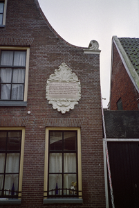  Voorgevel met zandstenen cartouche met tekst en jaartal 1668 Visserstraat 50, Groningen 103501