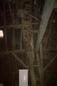  Gemetselde schoorsteen in kapconstructie van schuur Peizerweg 158, Groningen 101441