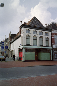  Voor- en zijgevel met winkelpui Nieuwe Ebbingestraat 22, Marktstraat 1, Groningen 102678