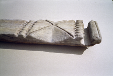  Detail van een gesneden houten bouwelement uit de Gangulphuskerk Heirweg 16, Visvliet