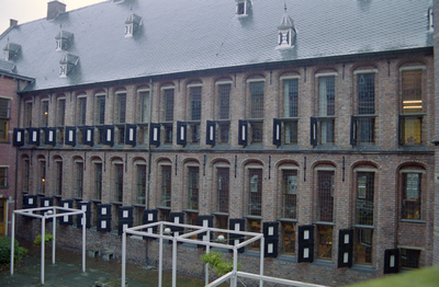  Gevel met kloostervensters van Provinciehuis Martinikerkhof 12, Groningen 102551