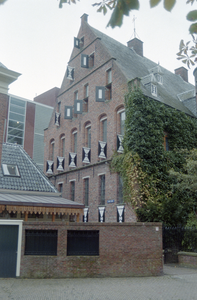  Topgevel met kloostervensters van Provinciehuis Martinikerkhof 12, Groningen 102551